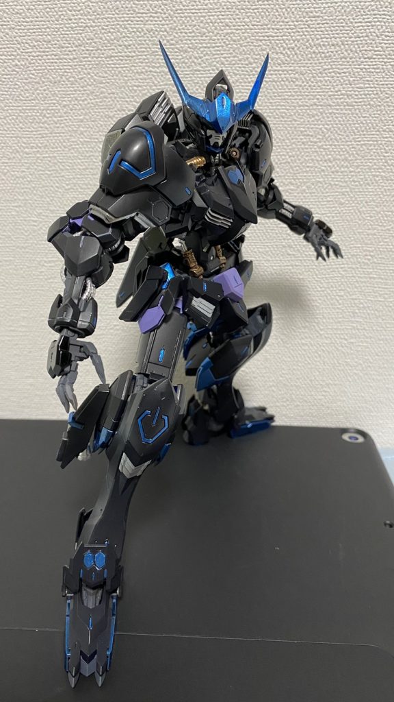 青単色じゃなくて紫とか混ぜてみたらどう？と思って混ぜた結果がこの様だよあとできちんと塗り直しておきました。