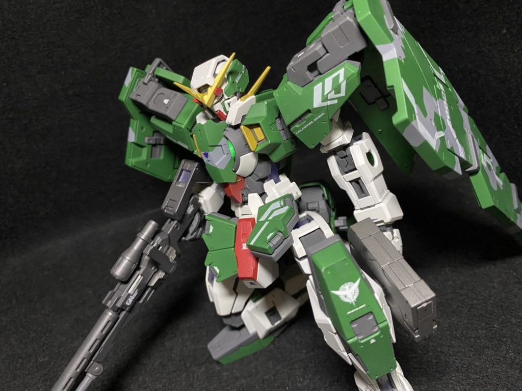 ホントはしっかりスナイパーライフル構えさせたかったんですけど、MGしかも全塗装ということもあって中々ポージングが上手くいかず断念…難易度高くないですか…(震え)