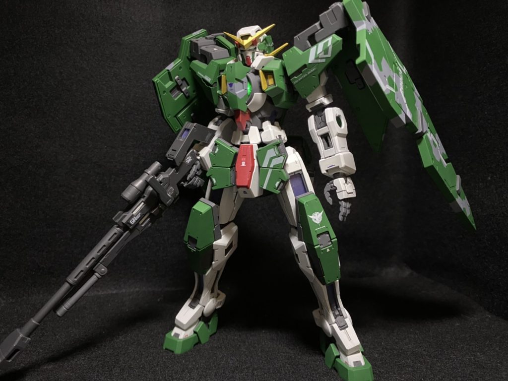 そうこうしつつ、1月末くらいに完成。最後にトップコートを少しミスったせいでお腹のパーツを塗装し直しになるも、配合したグリーンを使い切ってしまい、どうしても同じ色味にできなかったので諦めてホワイトを使用…したんですけど、違和感ないですね(自画自賛)以下テキトーにポージングを。