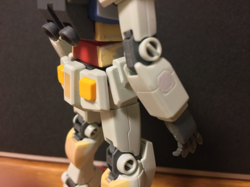 右腕にもシールド装着用の穴があったので塞ぎました