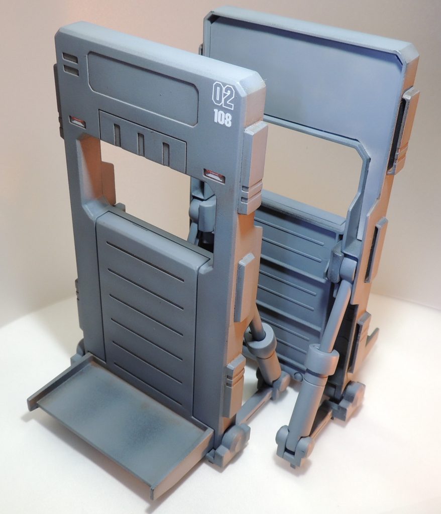 ＭＳハンガーは裏面が空洞だったので、プラバンで裏打ちしています。可動ギミックが仕込まれており、劇中同様、傾かせることができる優れものです。シリンダも可動に合わせて伸縮します。