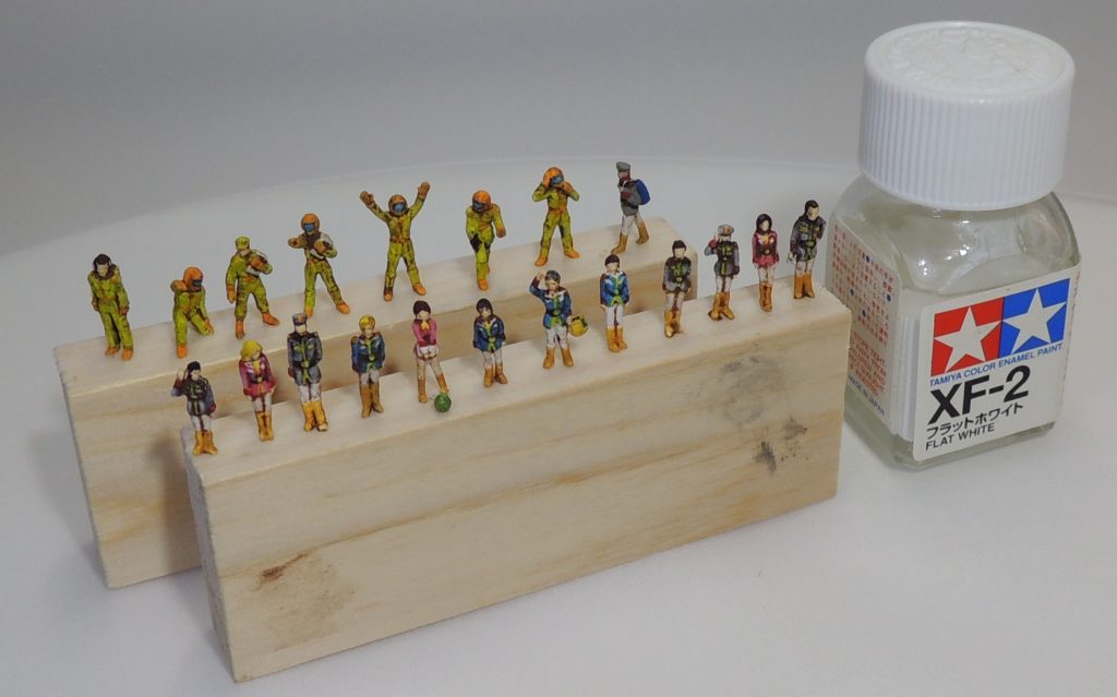 1/144フィギュアも雰囲気がでるように塗装しました。特にＷＢクルーは、一見して誰だか分かるよう心掛けました。整備クルーは必ず作業服とヘルメットを着用し、士官やパイロット等と差別化を図っています。