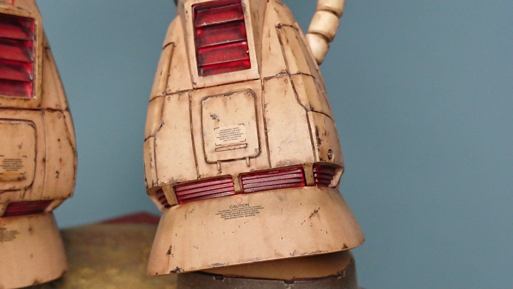 ふくろはぎの、ジェネレーターの排気ダクトは一から箱組とフィンをプラ板の箱組で作り直しています。パネルラインの追加も行っています。