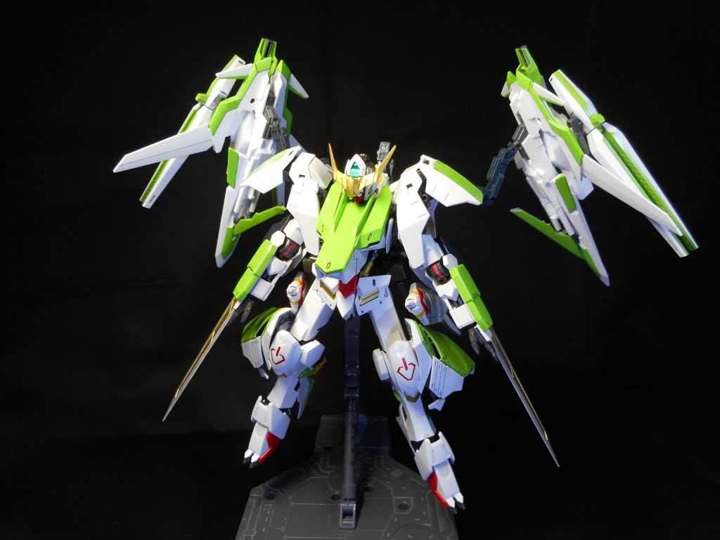 ウィングユニットは脱着可能でさらにファンネルも脱着式で三段階に分離し独立ユニットとして支援攻撃可能