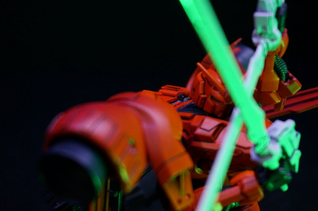 「あなたの信仰はその程度ですか？　あなたの神を信じているなら　祈りなさい。　その震える身体に聖者の血糊を！　残酷な日々に痛みの安寧を与えましょう！！」