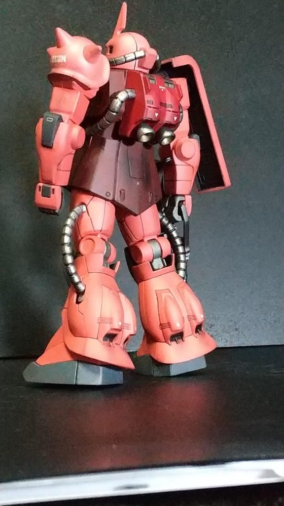 デカールはあちこちから流用+自作。あとは部分塗装。ボディ:レッド(クレオス114)+つや消しブラック(同33)で適当に調色。バックパック:あずき色(同81)バーニア:外/クロームシルバー(同211・磨き)、内/チタンゴールド(タミヤLP62)動力パイプ:※ここはアレンジで。アイアン(クレオス212・磨き)グレー部分:エクストラダークシーグレー(同333)マシンガン:ガンクローム(同104)+つや消しブラック(同33)で適当に調色。スミ入れはタミヤのスミ入れのブラック、PIGMA003黒(サクラクレパスの耐水性ペン)←コピックモデラー0.02に匹敵します。ウェザリングマスターのススとシルバーで汚し。最後につや消しトップコート。