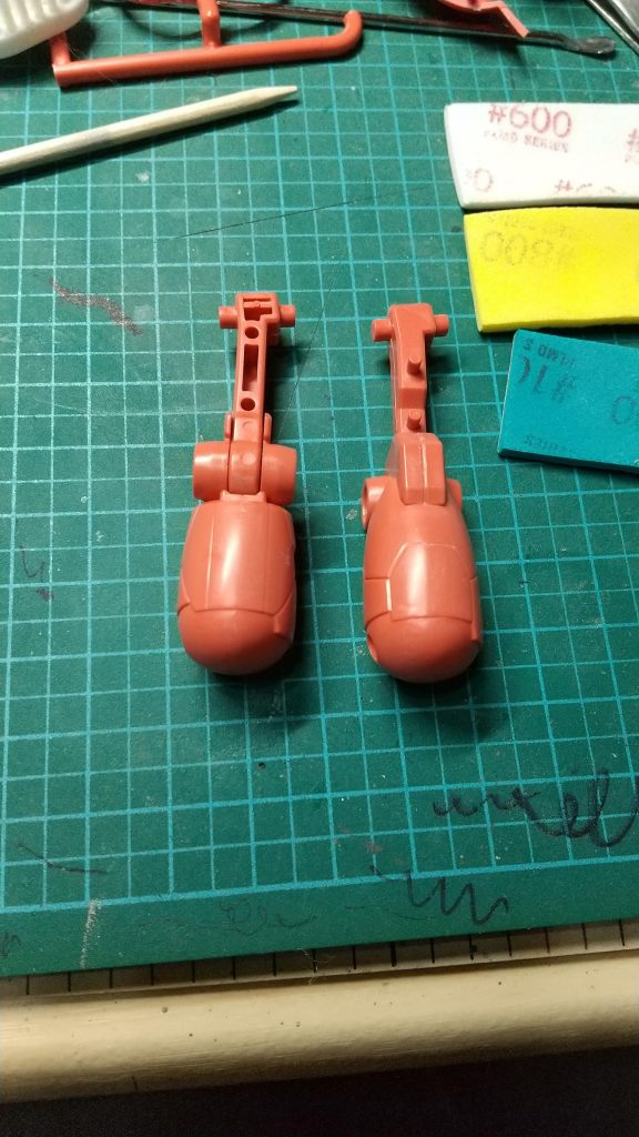 面白いほどうまくいった。最終1000番で水磨ぎしてこのとおりのツヤ。成型色仕上げならこれはいい技ですね。脚の側面とボディの合わせ目は段モールドに。工作は合わせ目消しくらいで、関節の後ハメ加工なし、ボールジョイント化なし。形状変更なし。他に、ヘッドの動力パイプはインストどおりだと可動域を殺すので、あえて左右を逆、さらに表裏を逆に取り付けた。(どうせ気づかれないだろうという算段)