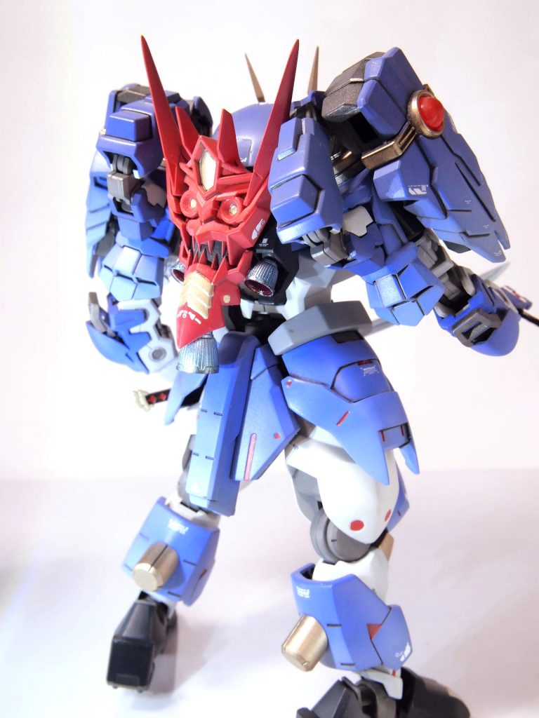 バックショット。背中に寄生虫みたいに鬼面がくっついてますw機体の性能を底上げする増加動力源という設定で、実質的な「本体」です。このユニットに籠もった「怨念」が搭乗者の負の感情を増幅させる…的な？w市販パーツでバーニアを増設してます。