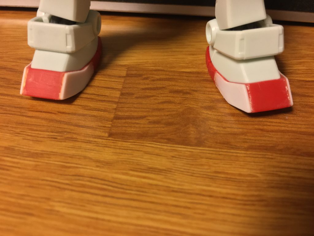 つま先が細かったので両側にプラバンを貼って太く見せてます