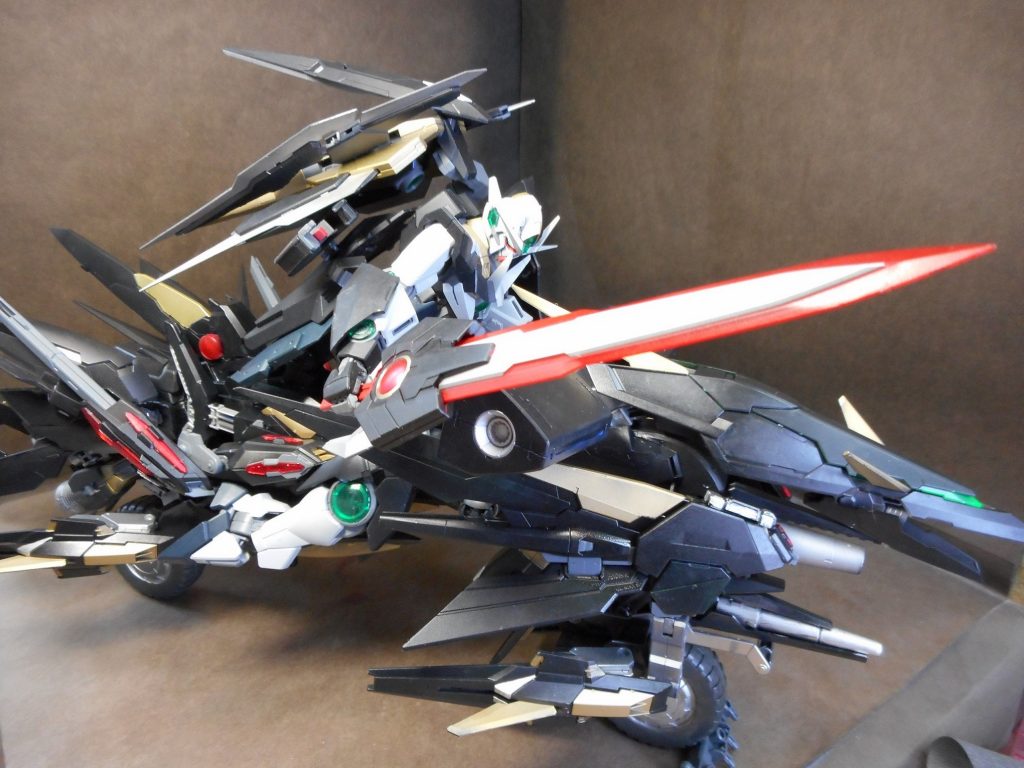 前方に２つバスターソード格納　装備可能