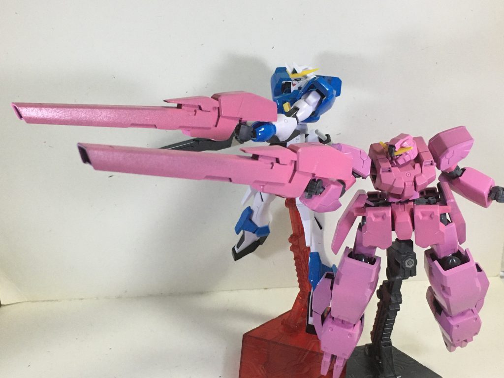 最後はラファエルにもGNバズーカを持ってもらい、同時攻撃。こんなツーショットができるよう改造できて満足です。