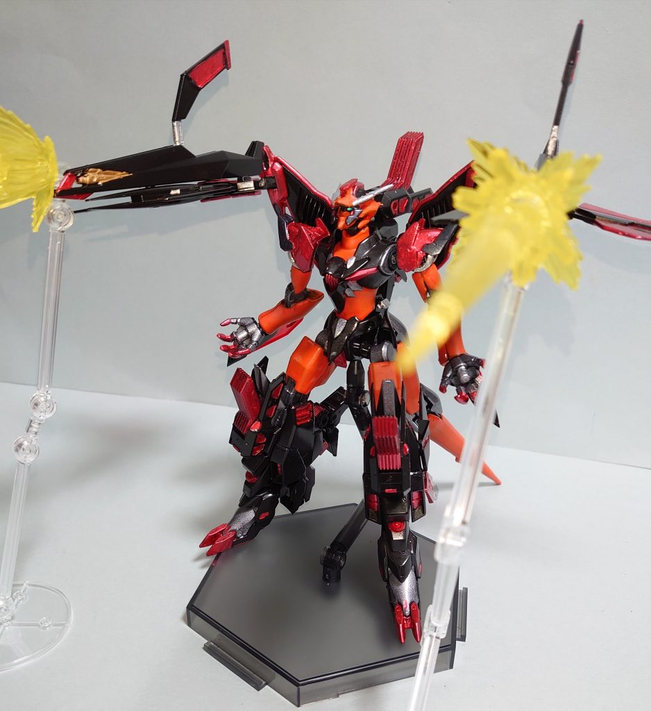 ・エクスプロードキャノンアレンジとして加えた武装です。ダブルリベイクライフルをベースにエクスプロードの特徴的な両翼のクリスタル等を追加して制作。個人的にリメイク元の聖皇ジークフリーデンがキャノンを使ってるイメージが強かったので、翼がキャノンに変形するようにアレンジしてみました。銃口はヴァルトの銃を意識して金と銀を指し色に入れてみました。
