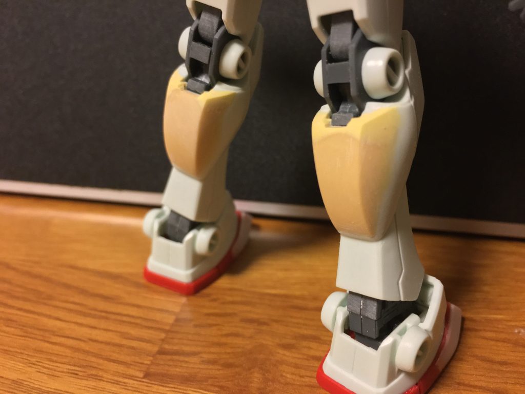 ふくらはぎが平べったかったのが気になったので、パテでボリュームアップ中学の時にこの作業に挑戦して大失敗して以来、パテ盛りはトラウマだったのですが、何とか形に出来てよかったです(;´∀`)