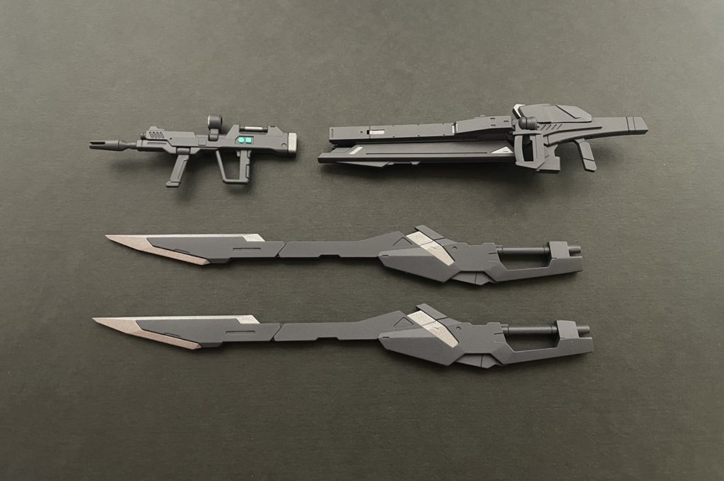 ここまでで紹介した武装一式です。カラーリングはグレーに統一し、差し色としてシルバーを使いました。