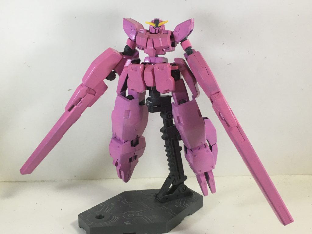 前回告知したように、本来変形すら叶わないセラヴィーⅡを稼働できるように大幅に改修しました。回収する時によく内部の構造を見ると、PCがはめられそうな箇所や、頭部もしっかり作られてあるのが確認でき、もしかすると、本来はセラヴィーⅡも組めれるような構造にしていたのだが、当時、劇場公開予定、あるいは発売日までに完成予定だったが間に合わず、ほとんど一色整形なキットになったのではと思っています。