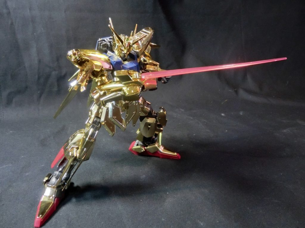 両腕部と腰部にビームサーベル系４個装備