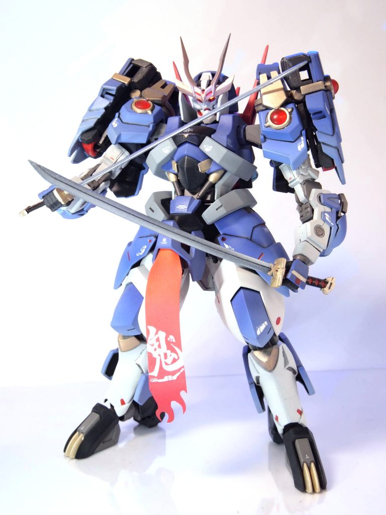 全身ショット。モチーフは「鬼」と「武者」。ダークめな設定の機体ですが、あえてカラーは「主人公機」ということでトリコロールを主体にしてみました。ブルー部分にはグラデを入れて、わりと爽やかな感じに。