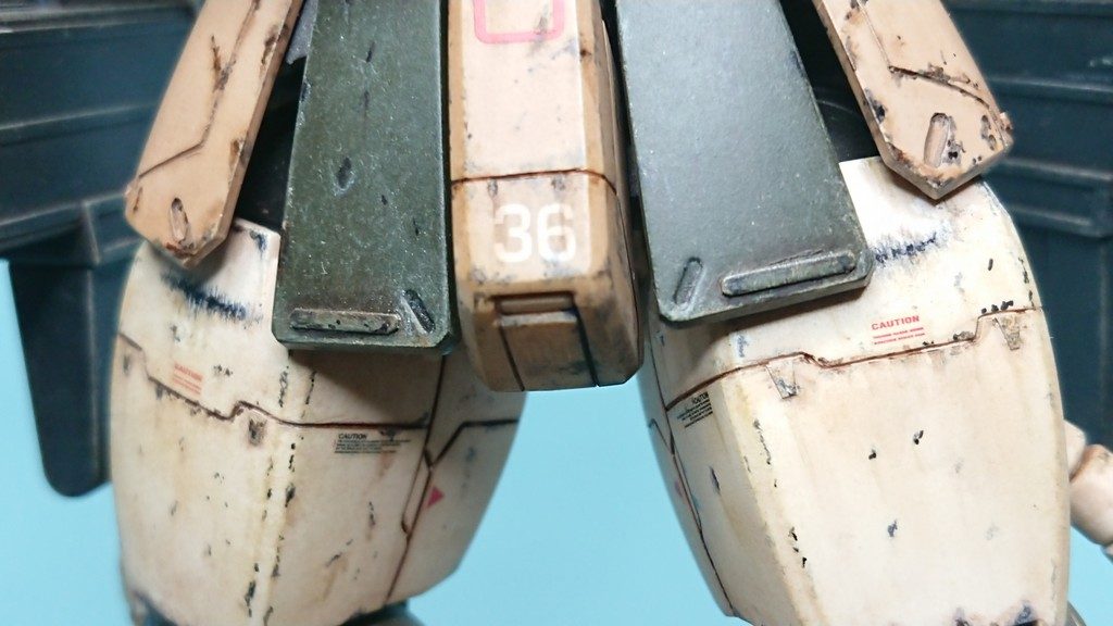 スカートは、前面のものを少し下方向に伸ばしています。また、サイドも含めてディティールやスジボリを追加しました。