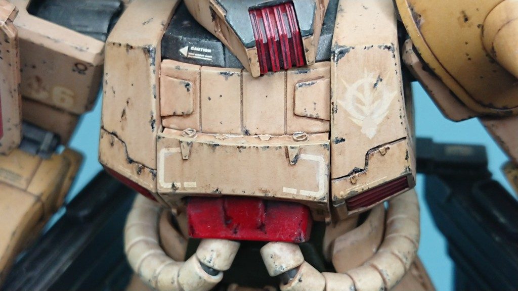 胸部は、ザクⅡのパーツと共用なのか、局面で構成されていたので、プラ板やパテにて平面構成にしています。それと同時に、コクピットハッチ周辺にもディティールを追加しています。