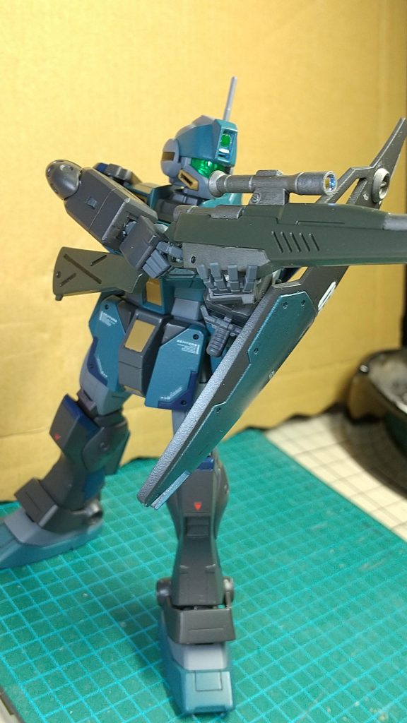 でも立って構える方がサマになるような。しかしこのライフル、20世紀の実在のものみたいなデザインで、メカっぽさがなくてしっくりこない・・・それでHGBFや30MMとかのOPパーツに替えようかとも思ったけど、それらは逆にモールド多めでこのジムスナⅡのキットに合わないんだよね。いずれ自作するしかないかなあ。