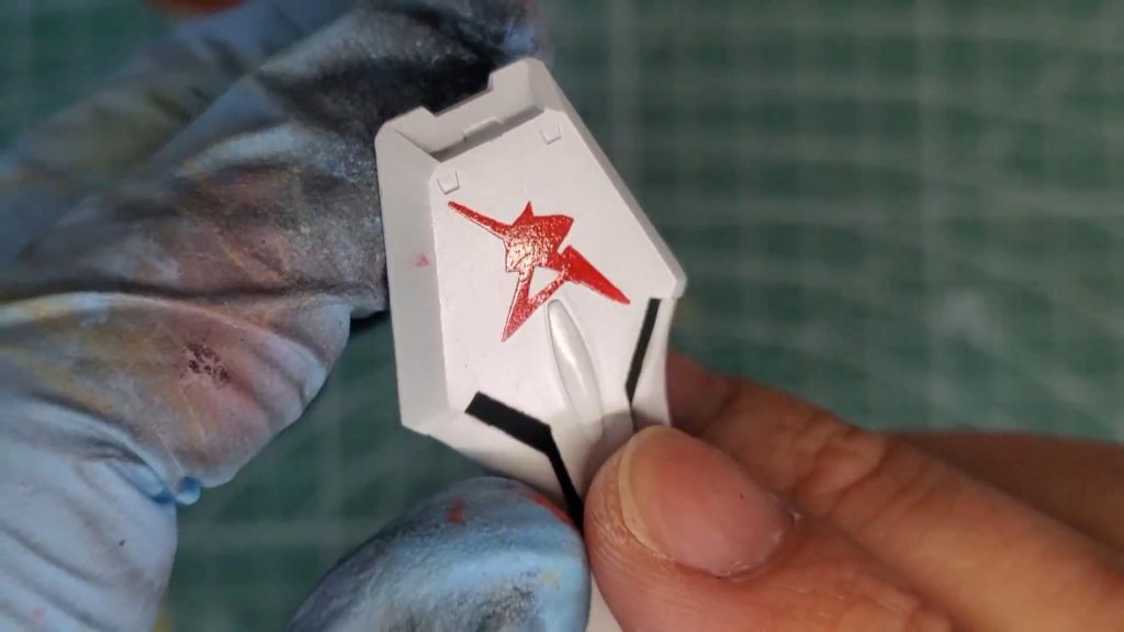 マーキングの塗装した直後です。実は目の部分もミラーシートを貼っています。