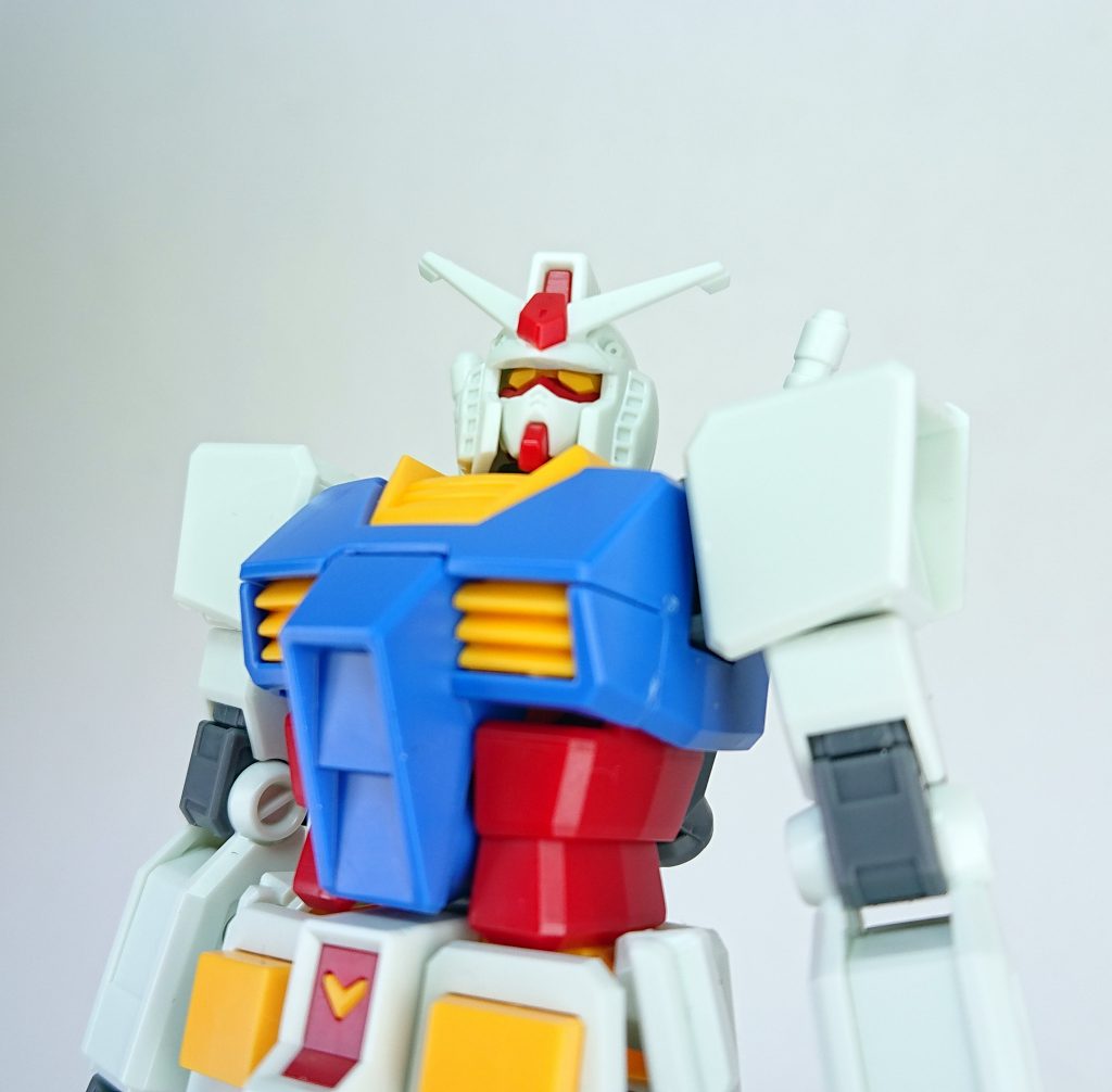 パチ組みですが、「目の周りは塗らなくても隙間で黒く見えるようになってる」っていうのは絶対嘘。その隙間をしっかり黒で塗ってあげた方がいいです。シールなしにしたのは評価できます。アンテナのフラッグもカットで。