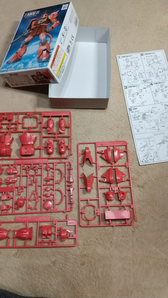 これですよ!懐かしの1色成型。でもファースト世代ならご存じでしょうが、これは最初期キットではないんだよね。最初期のものはモールドなんて入ってないし、脛~足首はパーツが繋がっていたし、肩の付け根は接着固定するという、およそ可動やポージングなどという事は考えられてなかったのです。なんでも、1/60キットのデザインを縮小したものだとか。どおりでちょこちょことモールドがあるわけだ。