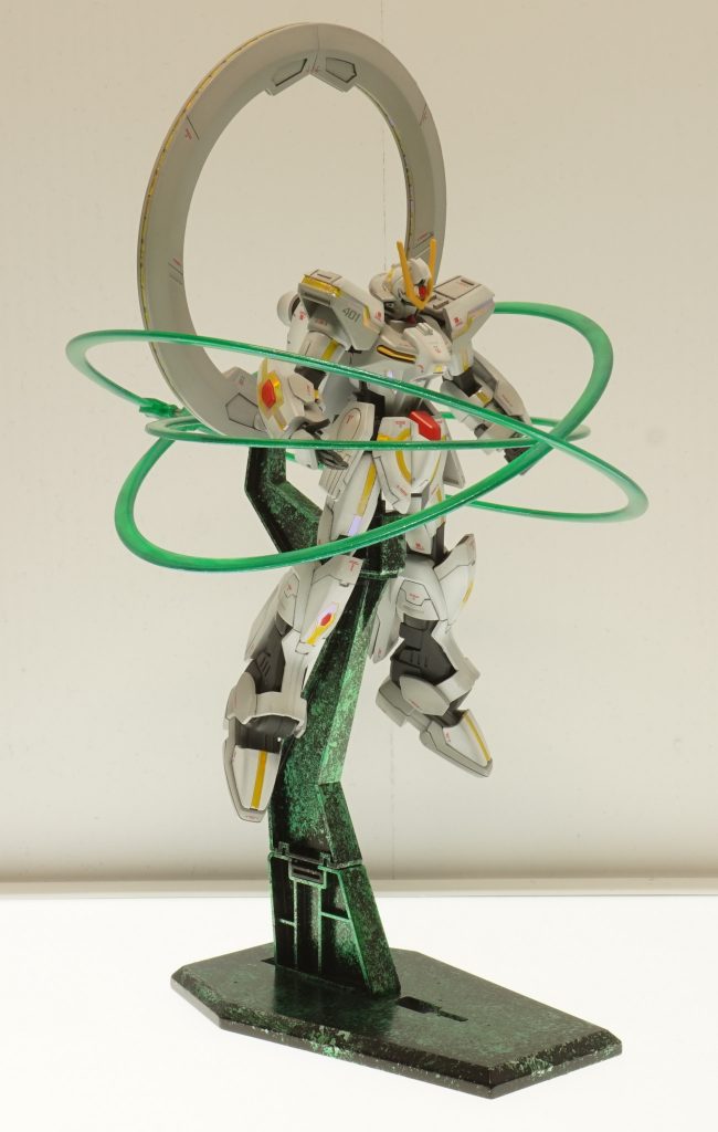 ヴォワチュールリュミエールのリングは、ラメ塗装しています。塗料は、マニキュアを使用してみました。また、スタンドはラップ塗装です。粒子感を表現してみました。