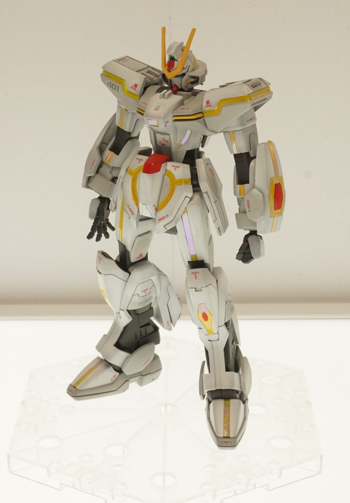 戦闘用ではない、宇宙探査用MSという位置づけのチョット変わった機体です。白くて細身で、という繊細なイメージとスラッとしたスマートなイメージで制作してみました。