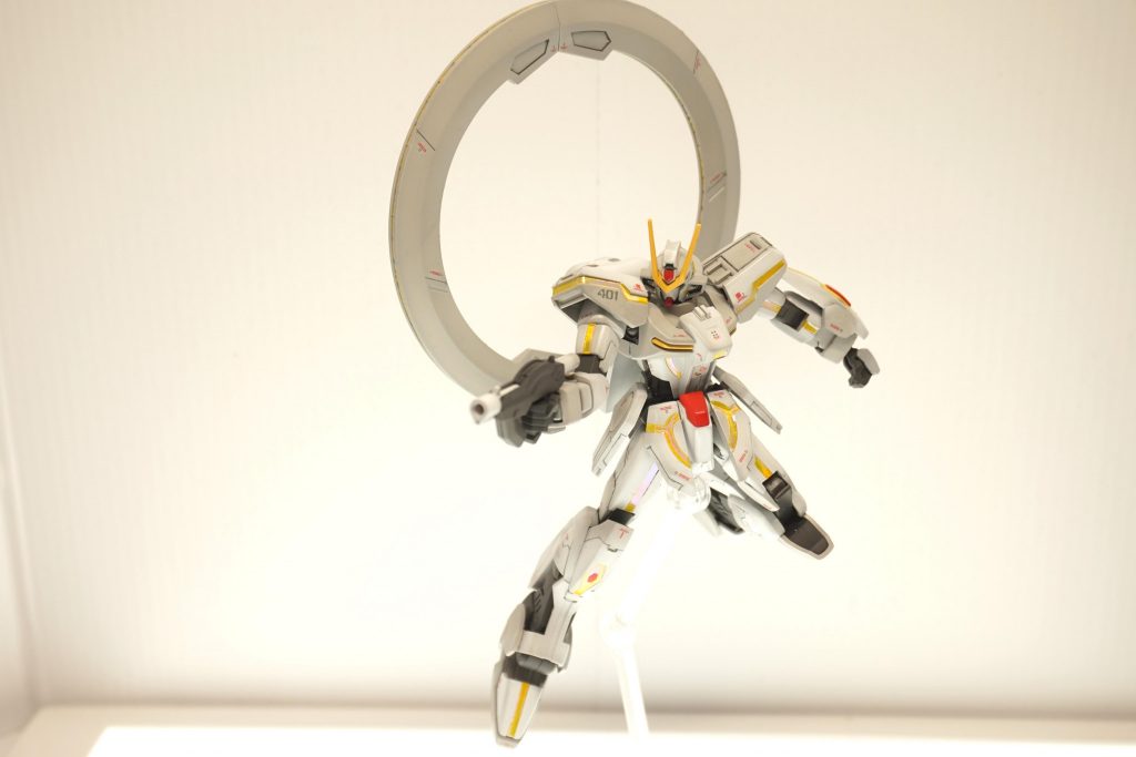 自衛のための戦闘用に、申し訳程度のビームガンを装備しています。