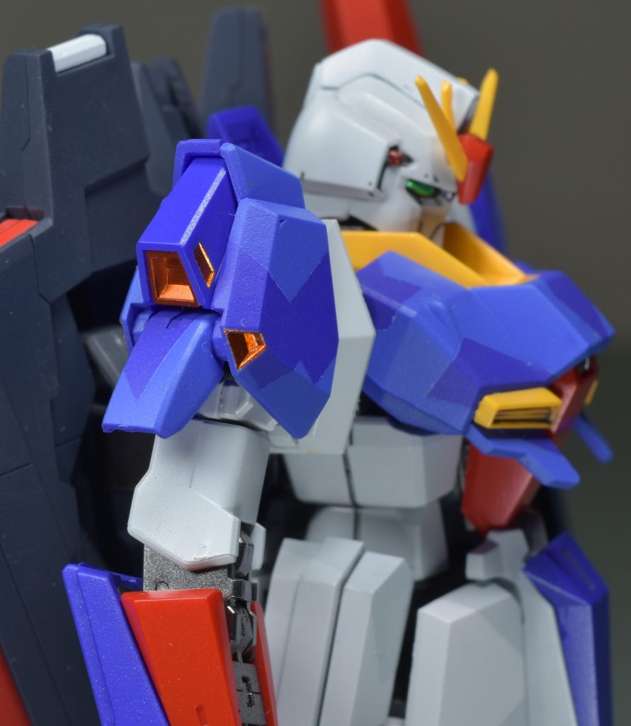 肩のスラスターはシルバーにクリアオレンジ吹いています。