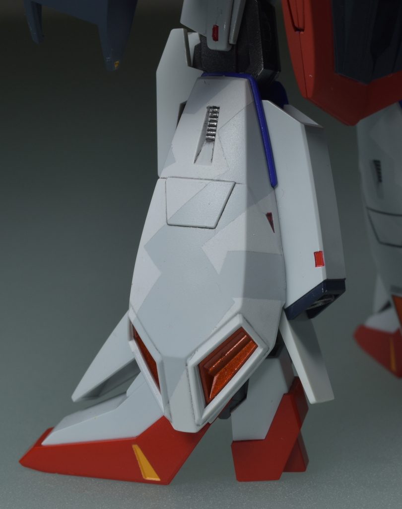 脚まわりはこんなです。グレーとホワイトのツートン。白パーツはセミグロスにしました。