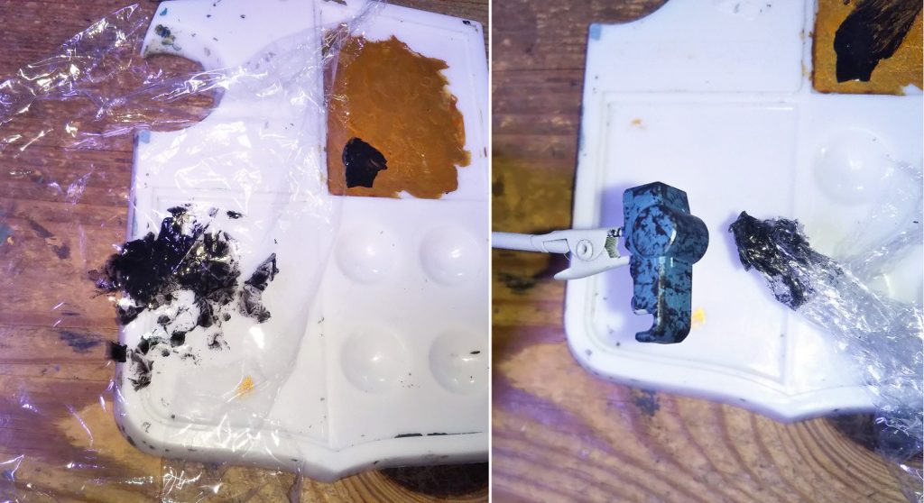 ラップ塗装は通常黒の上にラップで銀がセオリーだと思いますが、紺とガンメタを混ぜた地の上に黒にしました。地のメタリックブルー塗った後にラップ塗装をしようと思い立ったのであまり理由はありません。ラップ塗装の上にシタデルの旧色アシュルメンブルーと言う彩度の高いクリアブルーを塗って色を濃くしました。在庫があっただけなので今では性能が近いコントラストカラー(後述)を使えば良いと思います。ラップの模様が無ければバインダーの広い平面はムラが目立ったと思うので偶然ながら良いチョイスでした。