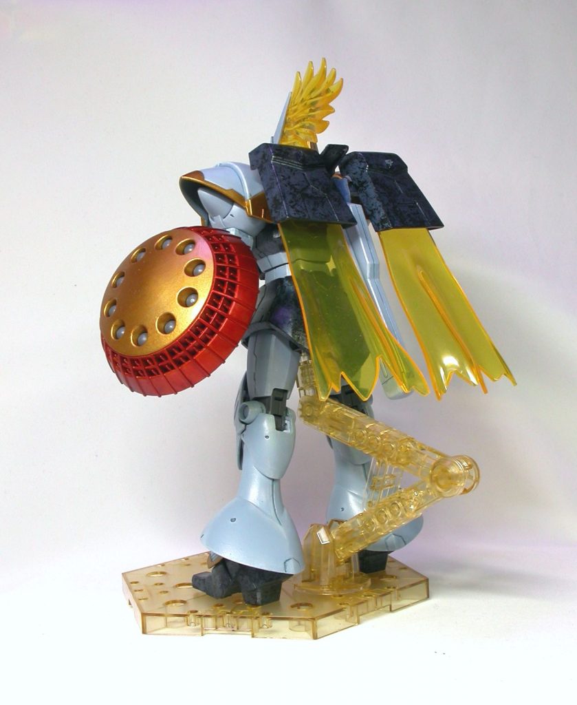 我が家の作業環境もあり「筆塗りでもエアブラシのようなメタリック、パール仕上げができるのか」と言うのをテーマに実験的にペイントしました。ボディの淡い色はシタデルカラーの淡い水色「ブルーホラー」と青メタリックの「グレイナイトスティール」」を混ぜて。子供の頃よくやるヤツです。ギャンスロットの淡い色より濃くて普通のギャンみたいな色になりましたが金属粒子がエッジや面で反射してくれて良い効果になったと思います。ハイライトに前述ブルーホラーとアクリルガッシュのパールを混ぜた色をドライブラシ気味に入れましたがちょっと過剰だったかな。ギャンスロットみたいな上品なデザインのMSはきっちり筆でハイライト引くか、半光沢で光を反射するなら無くてもよかったかもしれません。濃い色の方は少し情報量が足りない気がしたので筆塗りからのラップ塗装をしてみました。本当はもっとクリア噴いて面を馴らすとは思うのですが、擦れの具合も鑑みてほどほどで。グレーの関節部分は塗装剥げ対策の為に無塗装にエナメルスミ入れ。すべてプレミアコート半光沢にしてます。塗装膜はエアブラシより厚いですけどムラとかもあまり感じず出来たので、実験はおおよそ成功ではと満足してます。