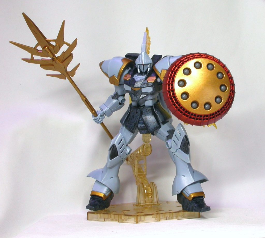 ポーズでアピール。盾も怯んで黄色にせず金ピカにして良かったと満足。