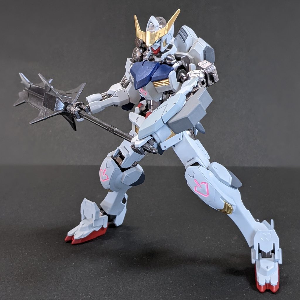 ツノを気持ちシャープ化し、前腕の合わせ目を消し、爪先や左腕ガントレットの肉抜きを埋めた程度で特別な工作はしていません。