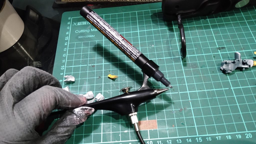ガンダムマーカーエアブラシを購入しました。車用のコンプレッサーに接続して、∞噴射OKです。0.2キロぐらいで吹きましたが、それ以上が良さそう。圧が低いとダメですが、気温が低いとマーカーの粘度が固くそれも原因か、と。