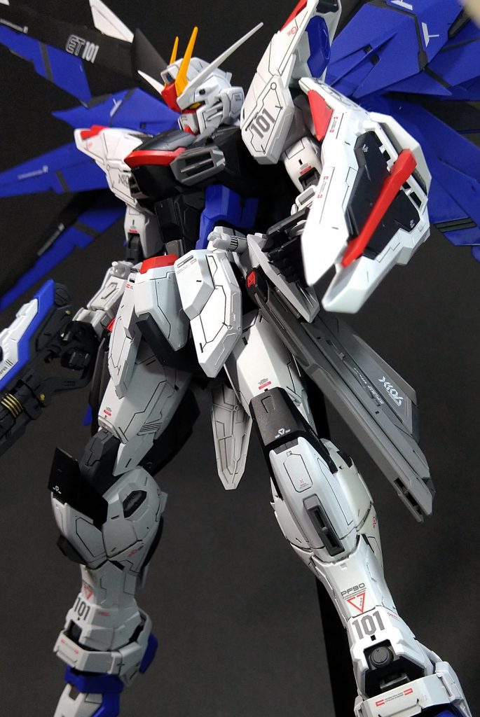 「舞い降りる剣」のシーンでアクション。白の機体色に赤のデカールがワンポイントのアクセントとなるようにしています。