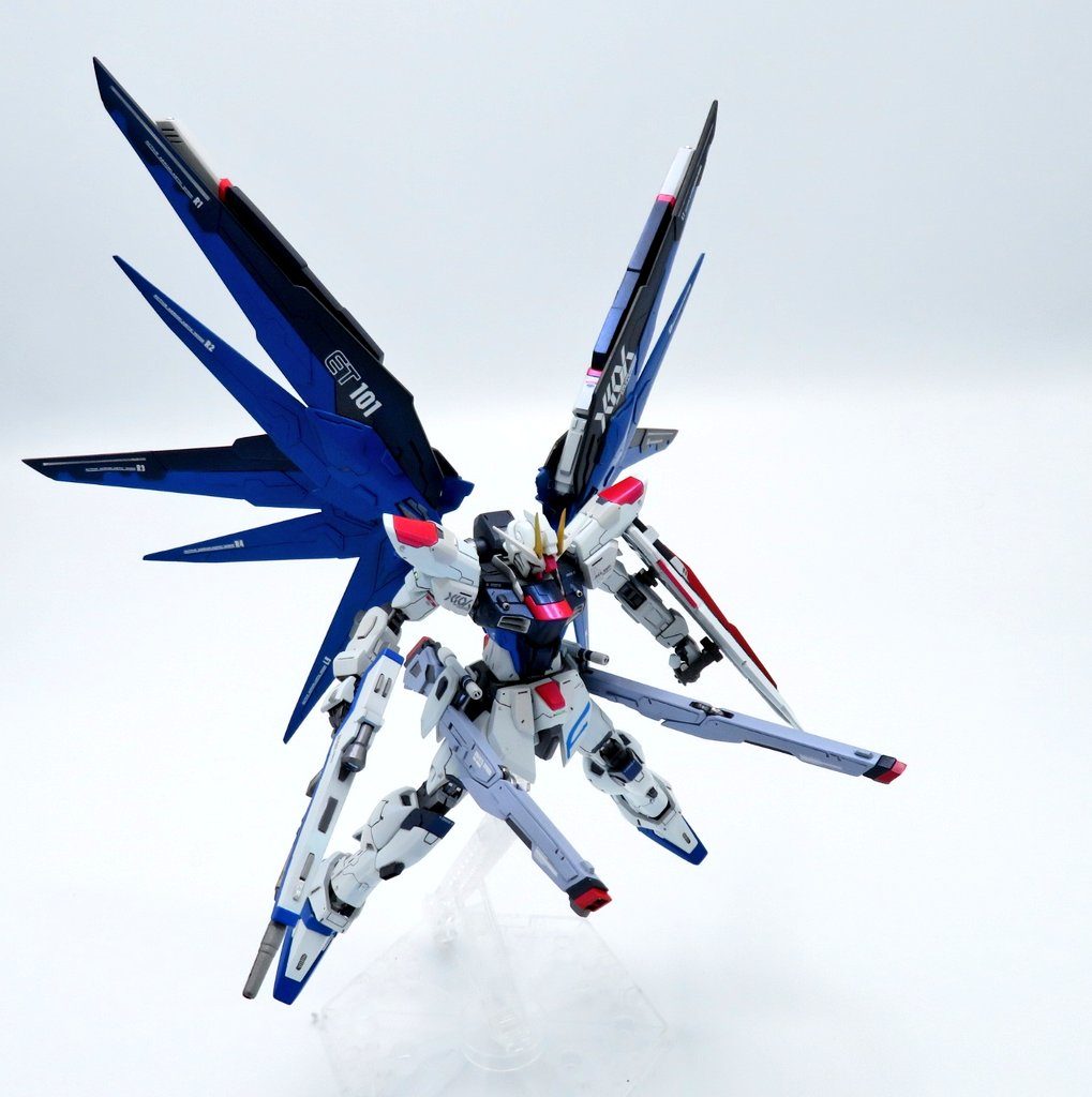 クスフィアスレール砲はポイントの一つだったりHGCEのものは細すぎる気がしたので太く、少しゴツめのデザインにアレンジしました