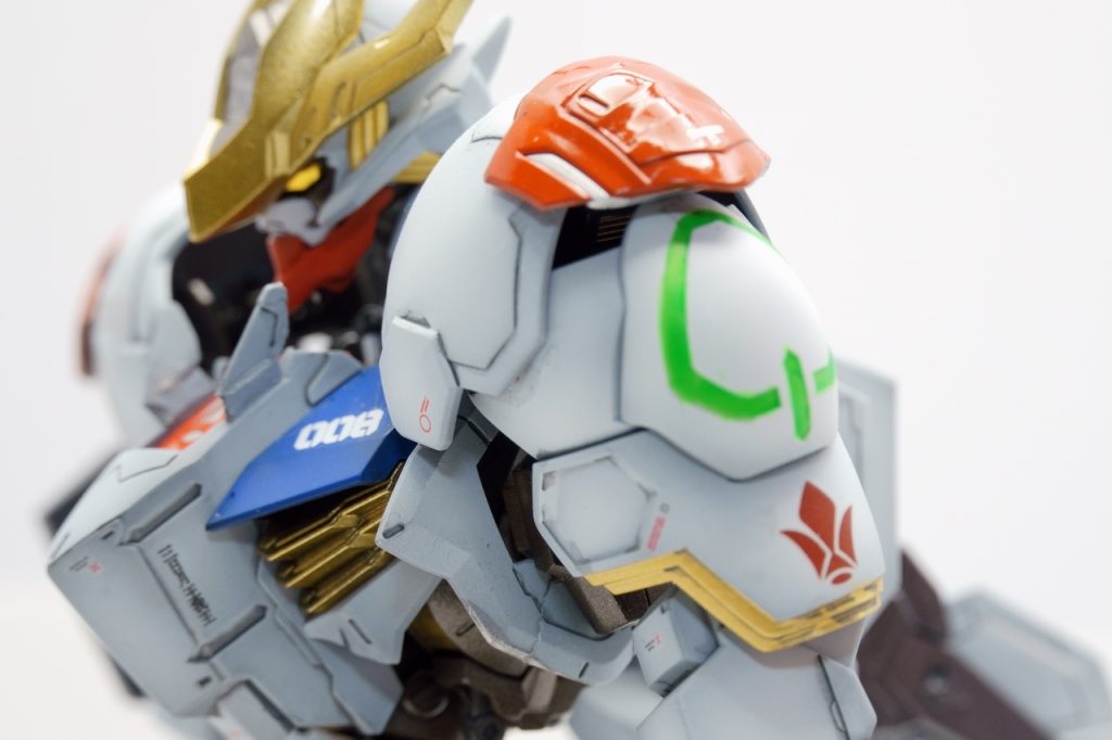 左肩には増加の肩当てを、右肩にはフックを装備しました。