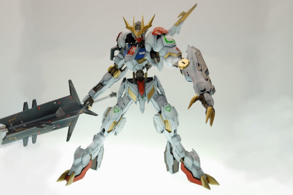 ケダモノ感を出すために、腕を10㎜延長しています。異形の主役機には、普通じゃないアレンジを加えてみたかったのです。