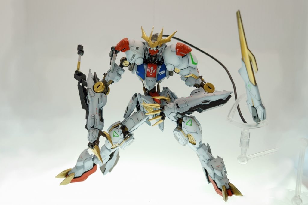 獣の動きを再現するために、メインフレームを切断してもう一つ関節を作ってしまいました。ものすごく背中を曲げたポーズが可能になりました。