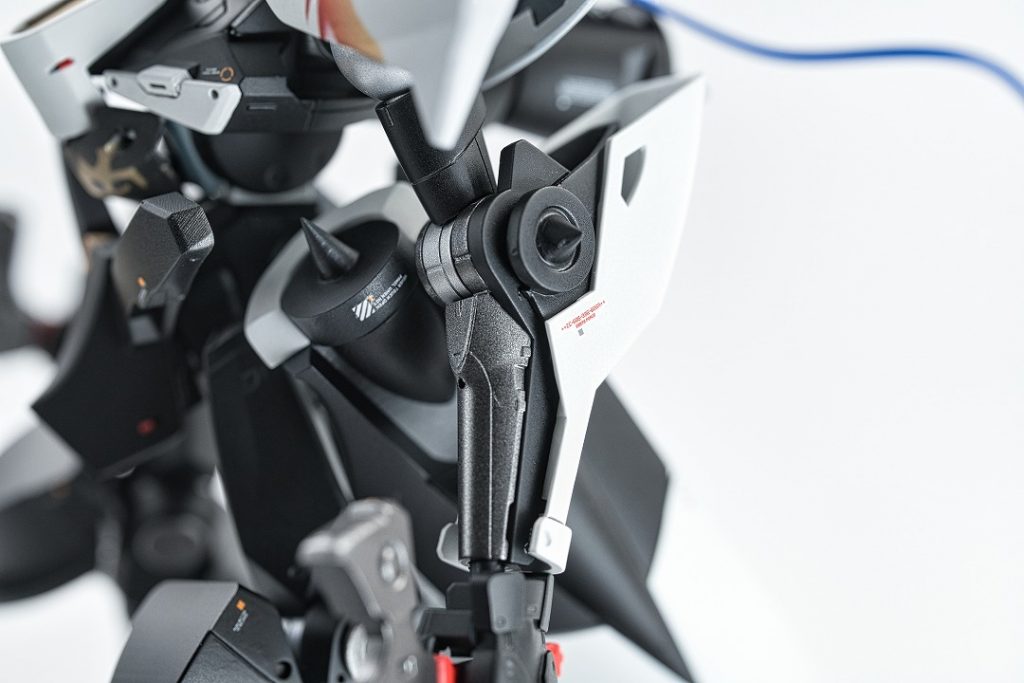 フレームにはメタリックを多用して外装との差別化を。