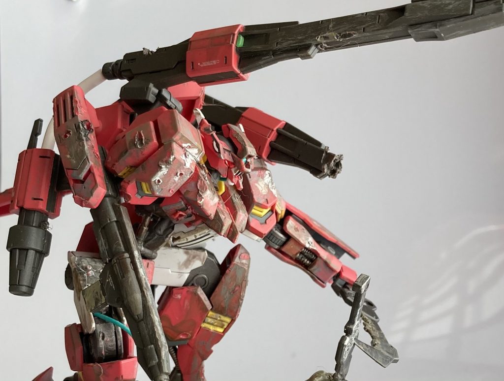 レールガンの反動に機体が耐えられい状態のため、使用できなくなった装備品で機体を支えラストシューティングを打つワンシーンをイメージしました。