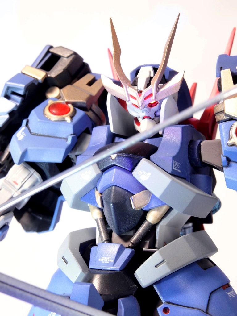 アップで。ダンタリオンのドクロ顔と百錬の顎がうまくマッチしてなかなかの面構えになったのではないでしょうか。戦国アストレイの前立もGOOD！キットの首が細かったのでダンタリオンのアーマーを加工して襟に見立ててみました。