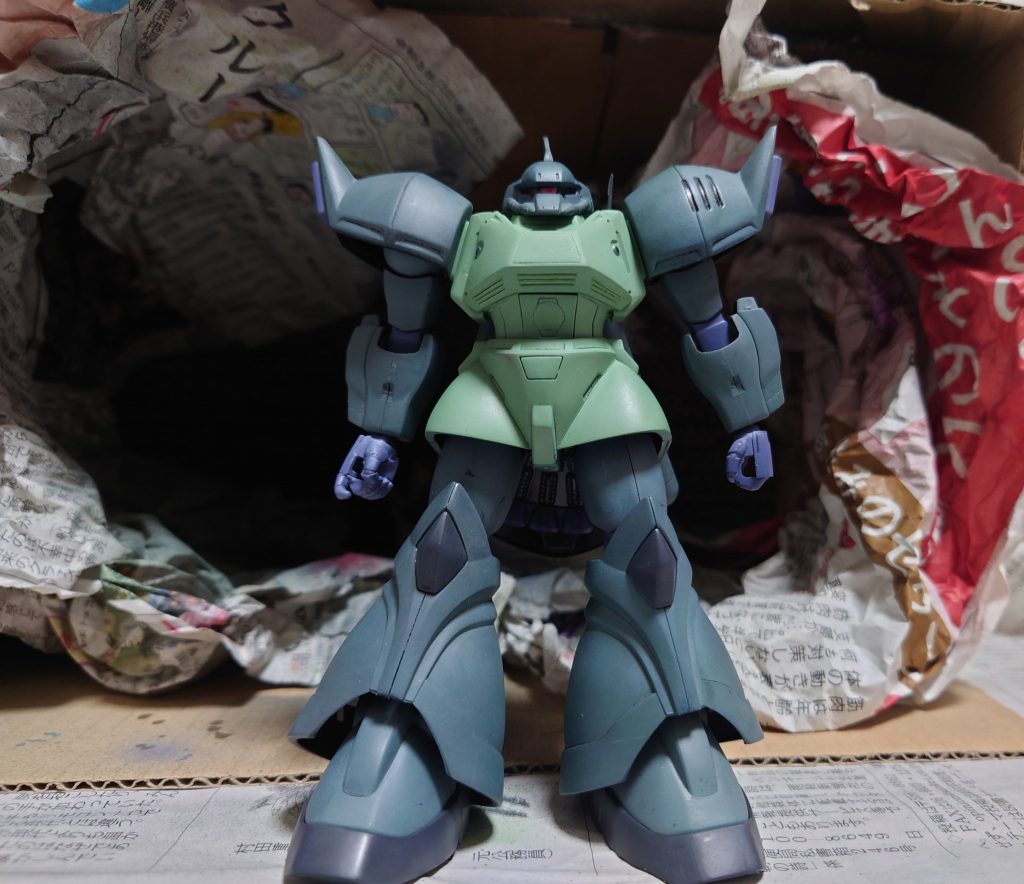 塗装後のゲルググマリーネさん。後ろは段ボールで作ったGMAS用塗装ブース。奥に段ボールの積層もあります。