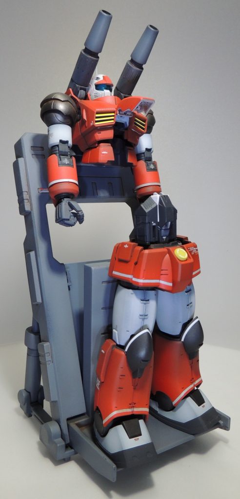 ガンキャノンは腹部にＲＧガンダムのコア・ファイターを内蔵させています。コクピットハッチはネオジム磁石で開閉状態を選択でき、各部に仕込んだ磁石により、写真のような状態でディスプレイすることも可能です。頭部とボディはリバイブ版ですが、腕部と脚部はオリジン版から流用しました。