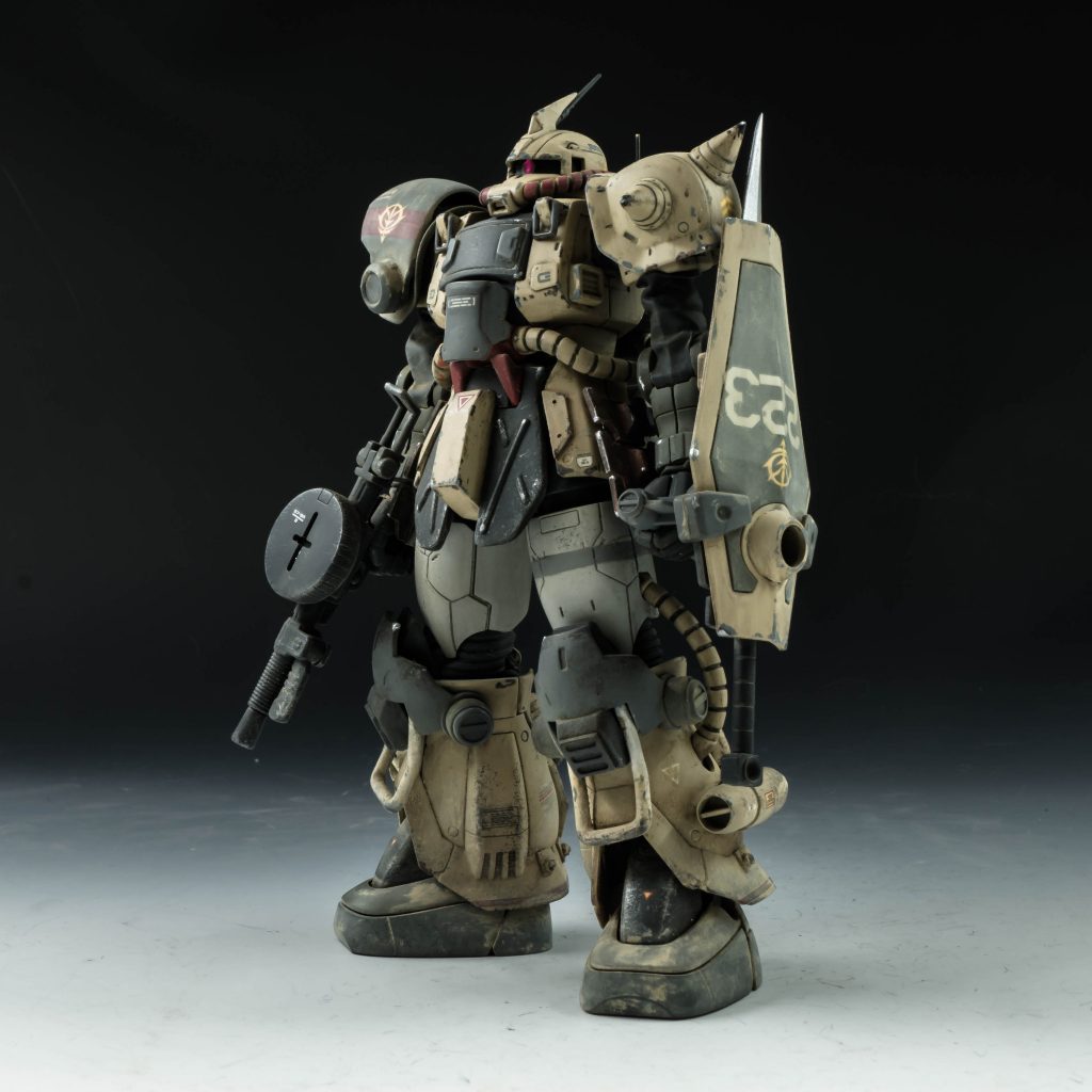 腰部サイドアーマーには、マゼラアタックか汎用重機あたりのものと思われる履帯を、増加装甲として装着している。
