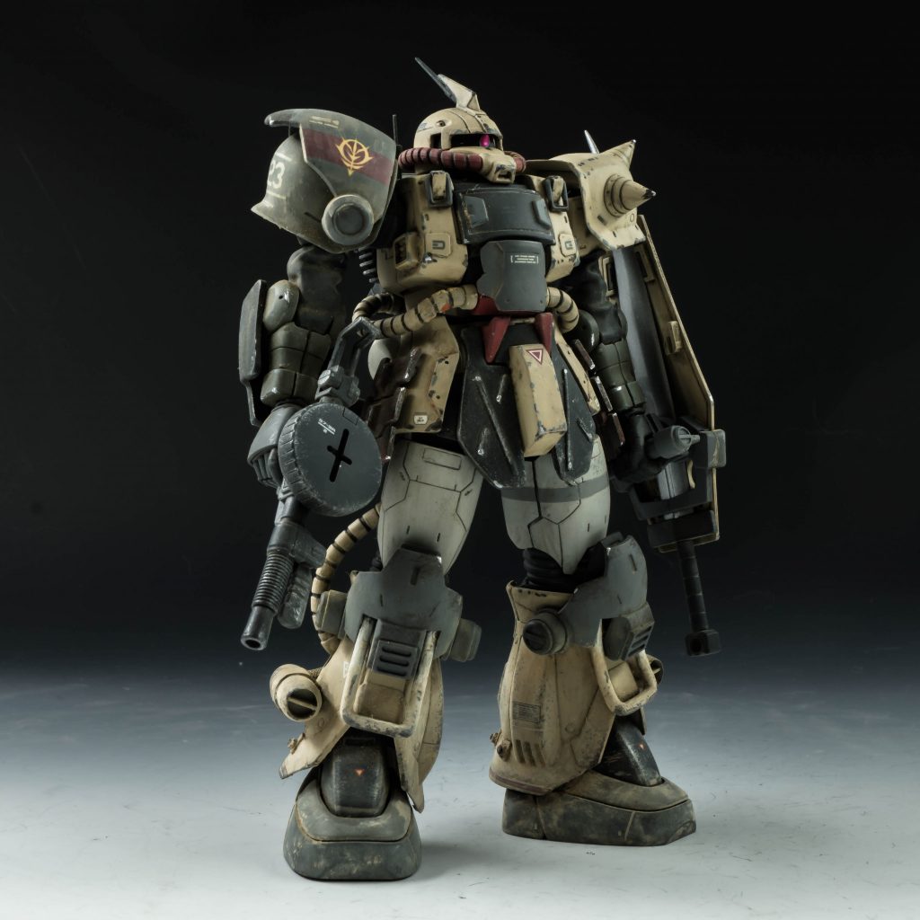 右肩が破損したため、ザク1の肩アーマーを装着。また、なにかの戦闘車両と思われる装甲パーツを、右肩、両膝に、増加装甲として装着している。