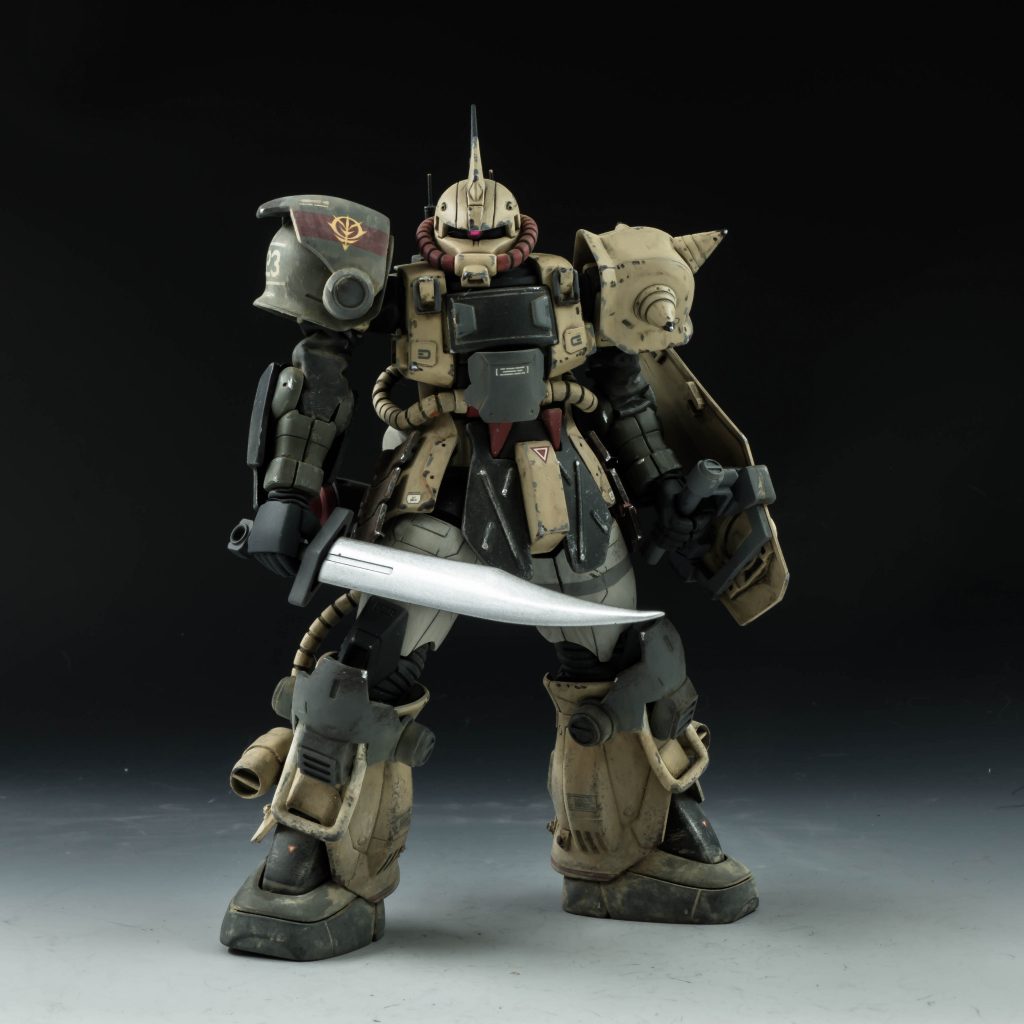 シールドについては、撃破されてしまい、予備部品のみが残っていた、グフカスタムのシールドを装備。シールド下にはヒートサーベルType-DⅢを装備している。